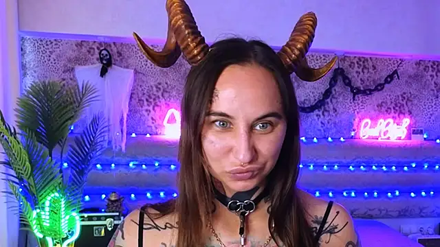 Snapshot of Cool_Freak_ chatting on 09-19-25, 10:27 Cool Freak online show from 09-19-25, 10:27