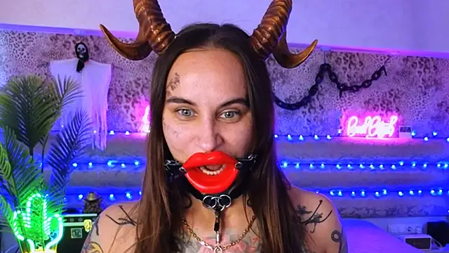 Snapshot of Cool_Freak_ chatting on 09-20-25, 10:38 Cool Freak online show from 09-20-25, 10:38