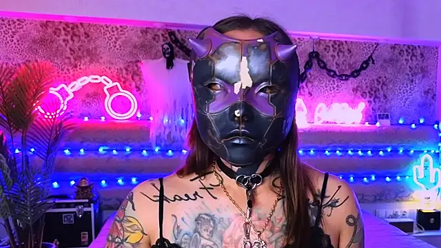 Snapshot of Cool_Freak_ chatting on 10-19-25, 10:38 Cool Freak online show from 10-19-25, 10:38