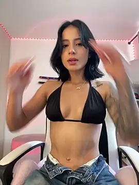 Snapshot of Ale_Lewis chatting on 02-19-25, 06:21 Ale Lewis online show from 02-19-25, 06:21