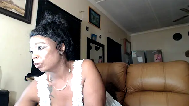 Snapshot of Gucci_Bx chatting on 03-21-25, 11:45 Gucci Bx online show from 03-21-25, 11:45