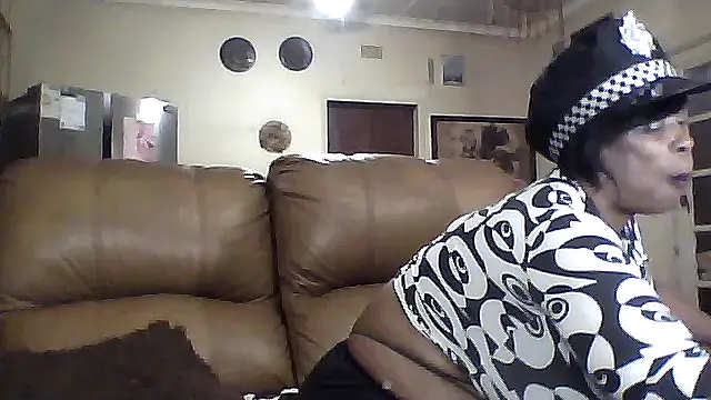 Snapshot of Gucci_Bx chatting on 10-14-25, 10:21 Gucci Bx online show from 10-14-25, 10:21