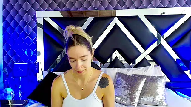 victoriaa lee  online show from 03-17-25, 07:48