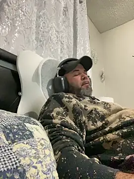 Snapshot of Cristian-Brayan chatting on 10-31-25, 12:17 Cristian-Brayan online show from 10-31-25, 12:17