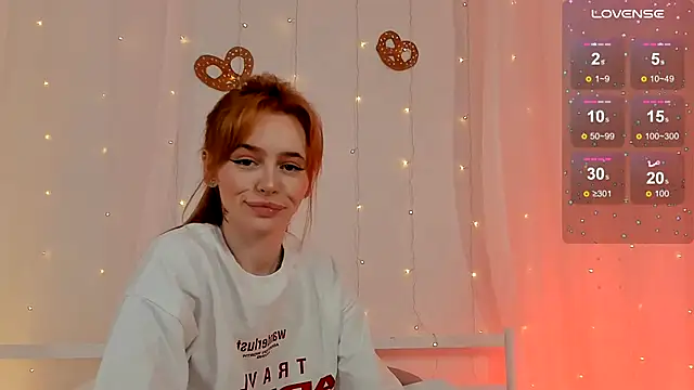 Snapshot of Phoenix_Margo chatting on 09-22-25, 04:03 Phoenix Margo online show from 09-22-25, 04:03