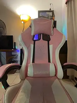 Snapshot of LittleBabyCat22 chatting on 12-18-25, 03:56 LittleBabyCat22 online show from 12-18-25, 03:56