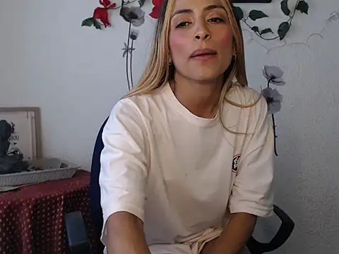 Snapshot of Liamiler01_ chatting on 12-19-24, 03:52 Liamiler01 online show from 12-19-24, 03:52