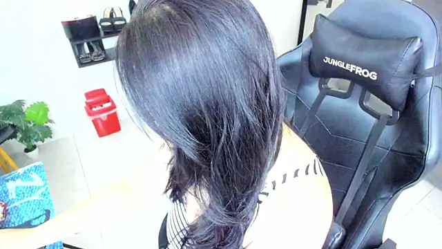 Snapshot of BellaFlaming chatting on 11-25-25, 11:21 BellaFlaming online show from 11-25-25, 11:21