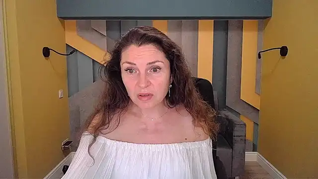 Snapshot of EllaLong chatting on 12-04-24, 01:31 EllaLong online show from 12-04-24, 01:31