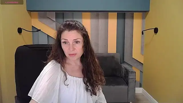 Snapshot of EllaLong chatting on 12-10-24, 12:49 EllaLong online show from 12-10-24, 12:49