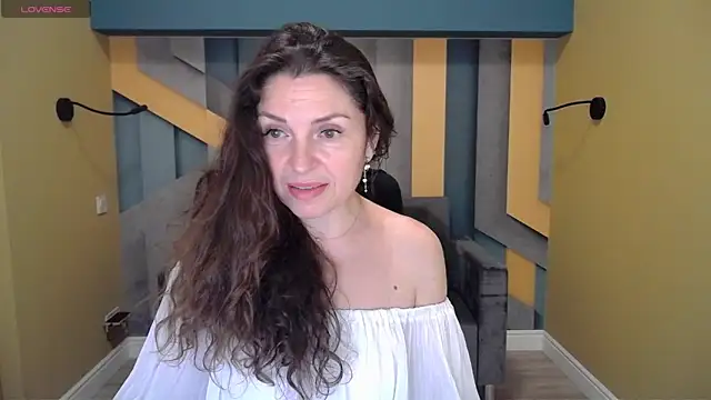 Snapshot of EllaLong chatting on 12-13-24, 03:32 EllaLong online show from 12-13-24, 03:32