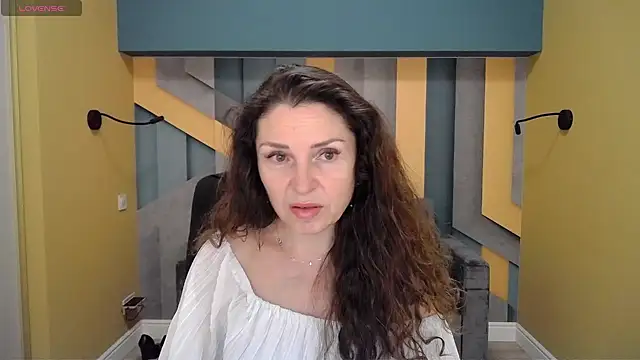 Snapshot of EllaLong chatting on 12-17-24, 12:33 EllaLong online show from 12-17-24, 12:33