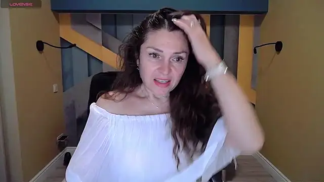 Snapshot of EllaLong chatting on 12-20-24, 12:27 EllaLong online show from 12-20-24, 12:27