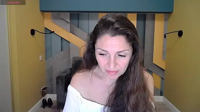 Snapshot of EllaLong chatting on 12-28-24, 03:37 EllaLong online show from 12-28-24, 03:37