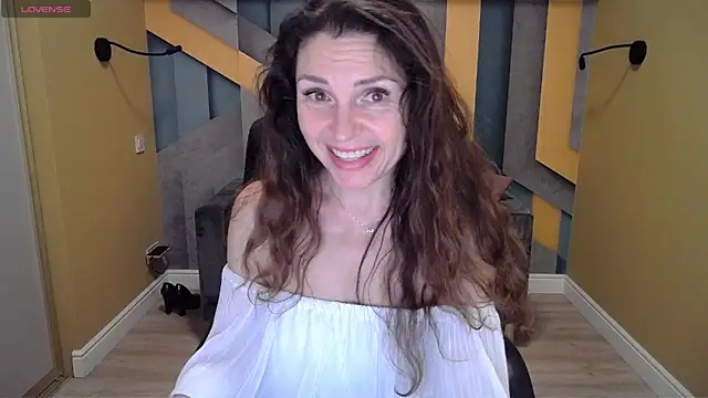 Snapshot of EllaLong chatting on 12-30-24, 12:31 EllaLong online show from 12-30-24, 12:31