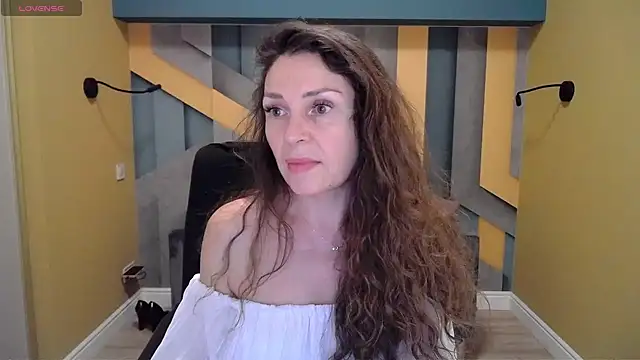 Snapshot of EllaLong chatting on 12-31-24, 12:36 EllaLong online show from 12-31-24, 12:36