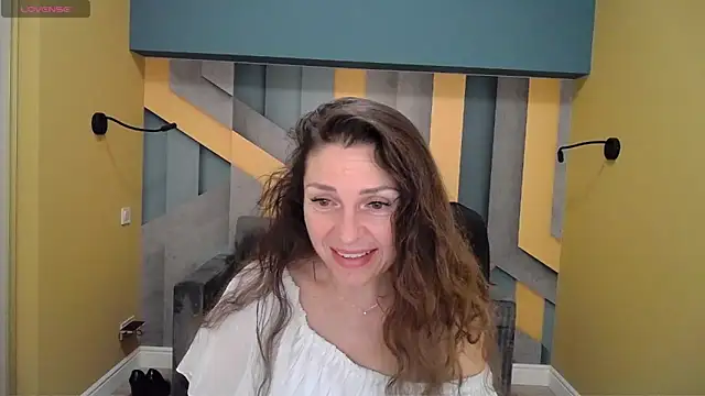 Snapshot of EllaLong chatting on 01-02-25, 12:35 EllaLong online show from 01-02-25, 12:35