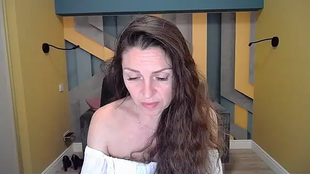 Snapshot of EllaLong chatting on 01-05-25, 12:31 EllaLong online show from 01-05-25, 12:31