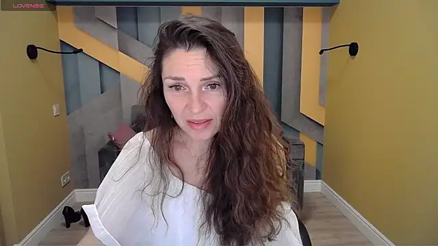 Snapshot of EllaLong chatting on 01-12-25, 12:33 EllaLong online show from 01-12-25, 12:33