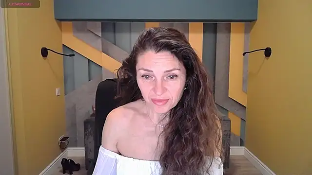 Snapshot of EllaLong chatting on 01-17-25, 12:31 EllaLong online show from 01-17-25, 12:31