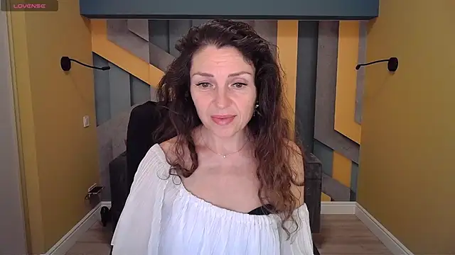 Snapshot of EllaLong chatting on 01-25-25, 12:37 EllaLong online show from 01-25-25, 12:37