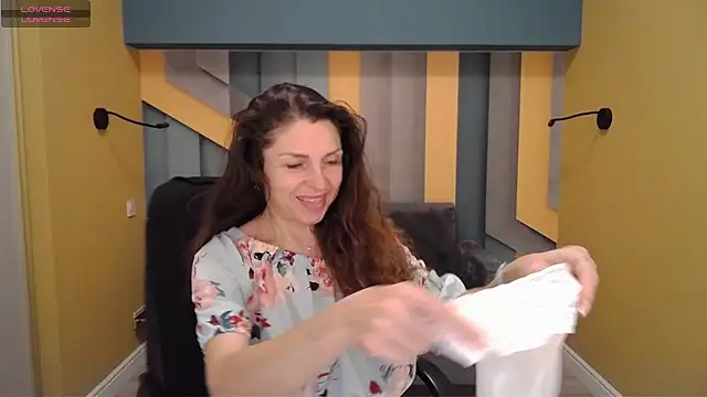 Snapshot of EllaLong chatting on 01-29-25, 12:35 EllaLong online show from 01-29-25, 12:35