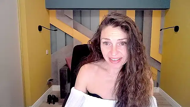 Snapshot of EllaLong chatting on 02-15-25, 12:33 EllaLong online show from 02-15-25, 12:33