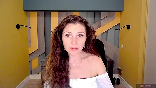 Snapshot of EllaLong chatting on 02-18-25, 12:28 EllaLong online show from 02-18-25, 12:28