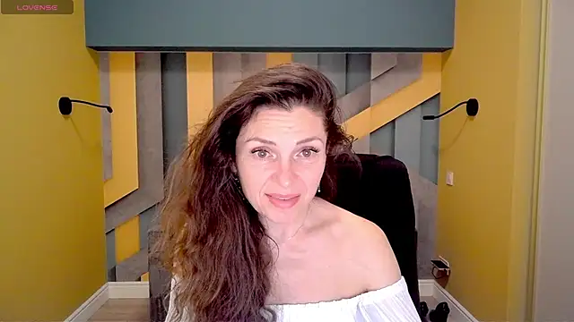 Snapshot of EllaLong chatting on 02-19-25, 12:33 EllaLong online show from 02-19-25, 12:33