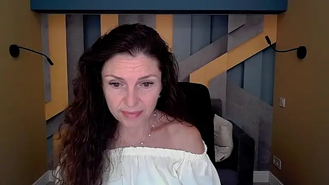 Snapshot of EllaLong chatting on 09-09-25, 11:21 EllaLong online show from 09-09-25, 11:21