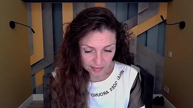 Snapshot of EllaLong chatting on 09-10-25, 11:32 EllaLong online show from 09-10-25, 11:32