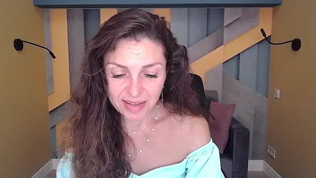 Snapshot of EllaLong chatting on 09-13-25, 11:32 EllaLong online show from 09-13-25, 11:32