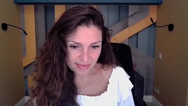 Snapshot of EllaLong chatting on 09-15-25, 11:32 EllaLong online show from 09-15-25, 11:32