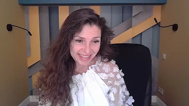 Snapshot of EllaLong chatting on 09-16-25, 11:33 EllaLong online show from 09-16-25, 11:33