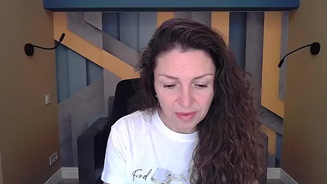 Snapshot of EllaLong chatting on 10-03-25, 11:29 EllaLong online show from 10-03-25, 11:29