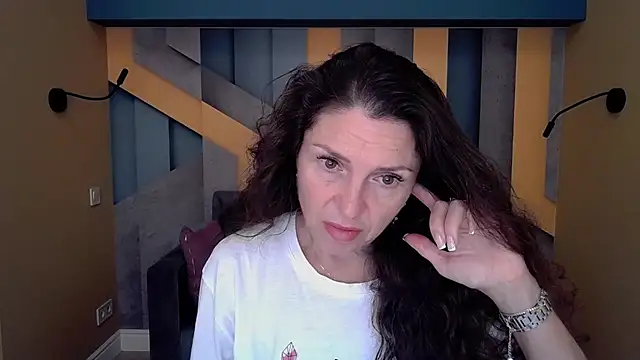 Snapshot of EllaLong chatting on 10-04-25, 11:30 EllaLong online show from 10-04-25, 11:30