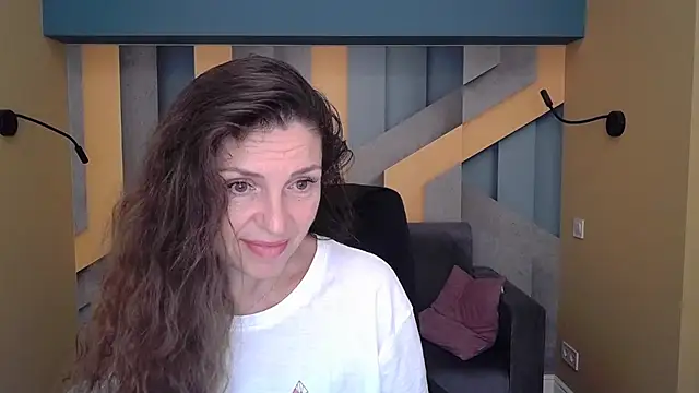 Snapshot of EllaLong chatting on 10-05-25, 11:30 EllaLong online show from 10-05-25, 11:30