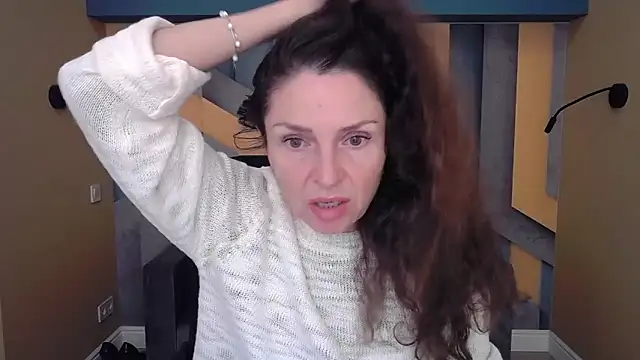 Snapshot of EllaLong chatting on 10-09-25, 11:41 EllaLong online show from 10-09-25, 11:41