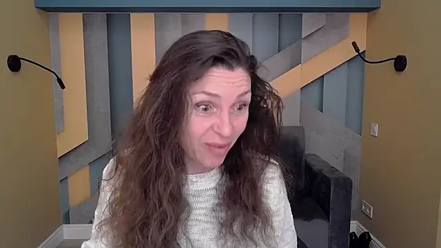 Snapshot of EllaLong chatting on 10-10-25, 11:31 EllaLong online show from 10-10-25, 11:31