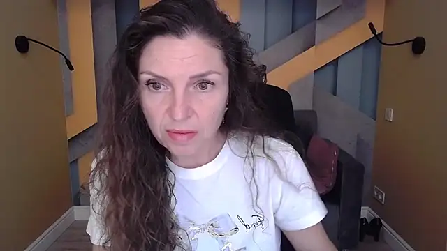 Snapshot of EllaLong chatting on 10-11-25, 11:31 EllaLong online show from 10-11-25, 11:31