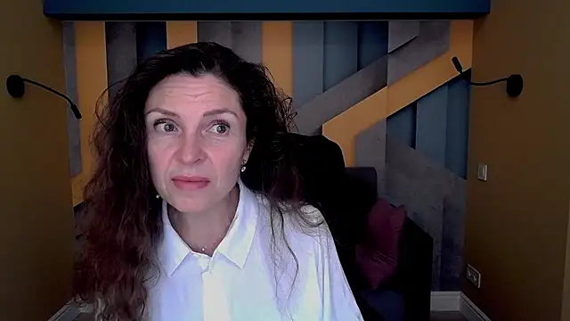 Snapshot of EllaLong chatting on 10-14-25, 11:33 EllaLong online show from 10-14-25, 11:33