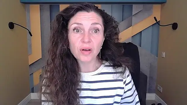 Snapshot of EllaLong chatting on 10-15-25, 11:32 EllaLong online show from 10-15-25, 11:32