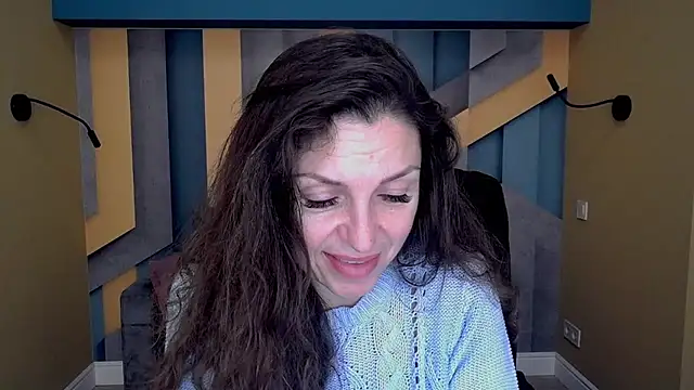 Snapshot of EllaLong chatting on 10-17-25, 11:35 EllaLong online show from 10-17-25, 11:35