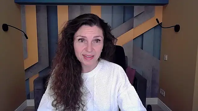 Snapshot of EllaLong chatting on 10-18-25, 11:33 EllaLong online show from 10-18-25, 11:33