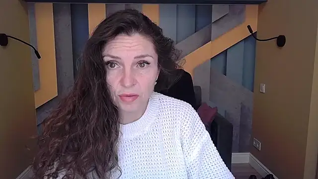 Snapshot of EllaLong chatting on 10-21-25, 11:33 EllaLong online show from 10-21-25, 11:33