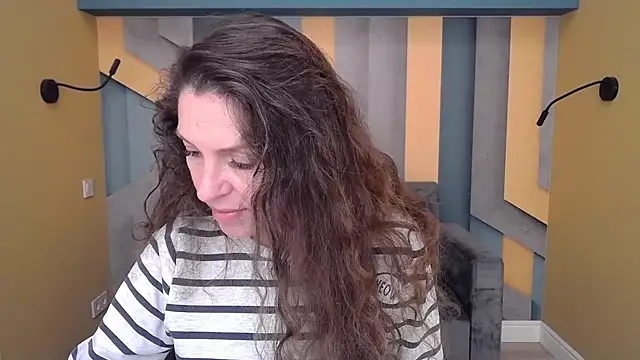 Snapshot of EllaLong chatting on 10-26-25, 12:33 EllaLong online show from 10-26-25, 12:33