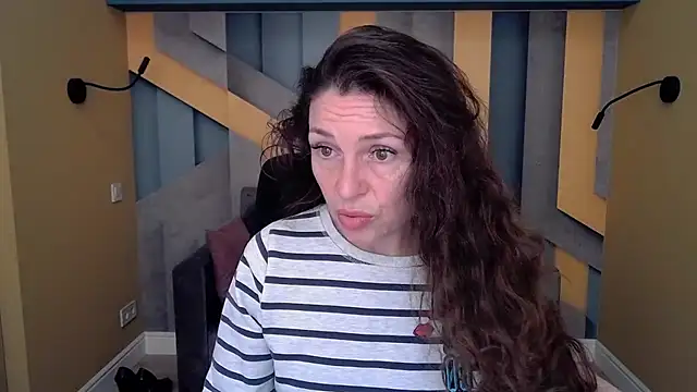 Snapshot of EllaLong chatting on 10-28-25, 12:30 EllaLong online show from 10-28-25, 12:30