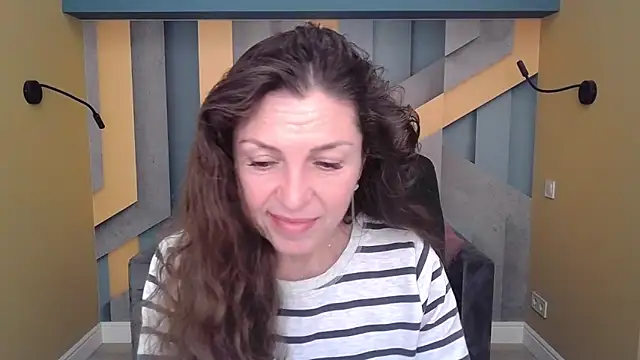 Snapshot of EllaLong chatting on 10-31-25, 12:28 EllaLong online show from 10-31-25, 12:28