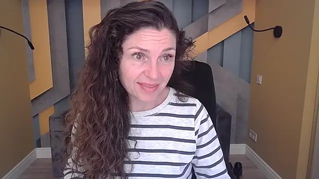 Snapshot of EllaLong chatting on 11-02-25, 12:29 EllaLong online show from 11-02-25, 12:29