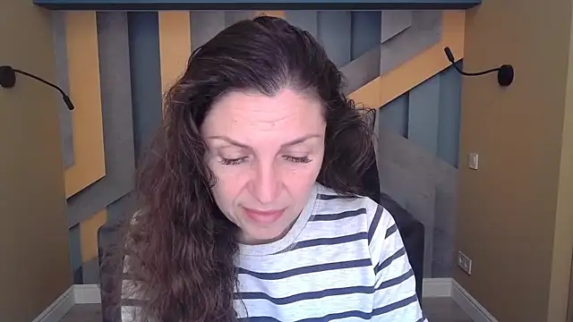 Snapshot of EllaLong chatting on 11-05-25, 12:27 EllaLong online show from 11-05-25, 12:27